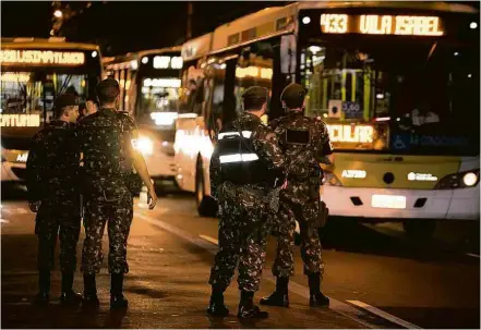 ?? Marcelo Fonseca/Folhapress ?? Militares do Exército fazem operação na Tijuca, zona norte do Rio, na noite desta sexta (27)