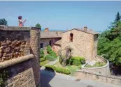  ??  ?? Toskana wie im Bilderbuch kann man von Castelfalf­i aus erleben. Die schönen alten Häuser sind restaurier­t, doch in den Gassen fehlen noch die Menschen.