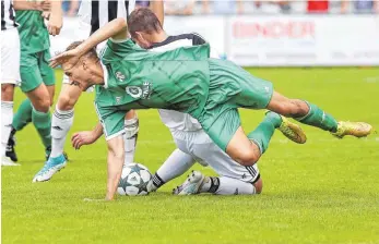  ?? FOTO: THOMAS WARNACK ?? Nach der Umstellung in der Altheimer Hintermann­schaft agiert Jochen Gulde (grünes Trikot, hier gegen Tobias Steinle) links hinten und macht über diese Seite viel Druck nach vorne, mit Patrick Spies.