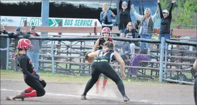  ?? ERIC MCCARTHY/JOURNAL PIONEER ?? Kawartha Lakers first baseman Claire Dempsey finishes off a double-play in the sixth inning of Sunday’s championsh­ip final against the Lac St-Louis Lions. The Lakers won four games in a row Sunday to take the Eastern Canadian under-16 girls fastpitch...