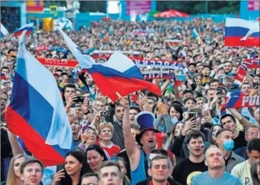  ??  ?? La ‘fan zone’ ubicada en San Petersburg­o, abarrotada el pasado sábado durante el Bélgica-Rusia.