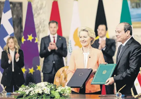  ?? STAVROS IOANNIDES / AFP ?? Ursula von der Leyen y Al Sisi, con Giorgia Meloni y otros dirigentes europeos al fondo