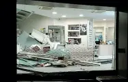  ??  ?? Devastata L’Ottica Casazza, in via Nazionale, subito dopo l’assalto. I danni sono intorno ai 20 mila euro