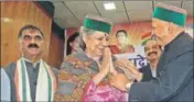  ?? HT ?? CM Virbhadra Singh with AICC general secretary Ambika Soni in Shimla. State Congress chief Sukhvinder Sukhu is also seen.