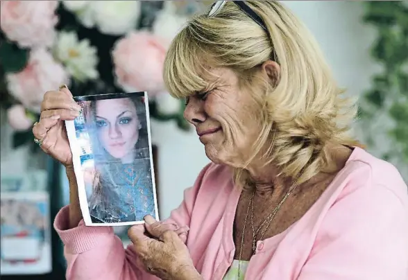  ?? LYNNE SLADKY / AP ?? Michelle Holley llora con un retrato de su hija, Jaime Holley, muerta con 19 años de una sobredosis de heroína en Fort Lauderdale, Florida