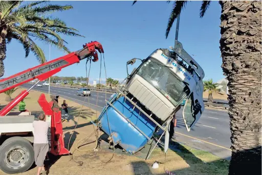  ?? PICTURE: CINDY WAXA ?? OUT OF THE WAY: A lightweigh­t truck that crashed on the N1 near the Church Street exit delayed traffic leaving town yesterday afternoon. It was not a fatal crash, but was one of several that claimed the lives of 19 people on Western Cape roads over the...