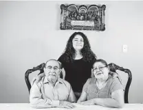  ?? Godofredo A. Vásquez / Staff photograph­er ?? Edith Sorto, center, handles the doctors’ appointmen­ts and prescripti­ons for her parents, Santos and Hilda Molina.