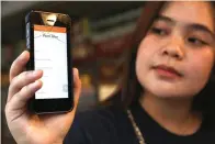 ?? ROBERTUS RISKY/JAWA POS ?? PERIZINAN HINGGA BAHAN PRODUKSI: Yulita Munfarida melihat aplikasi bagi pelaku usaha yang terdampak Covid-19 milik Disdag Surabaya kemarin.