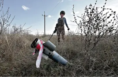  ?? (DERHACHI, 1ER OCTOBRE 2023/SERGEY BOBOK/AFP) ?? Entre 25 et 30% du territoire ukrainien serait parsemé d’engins explosifs.