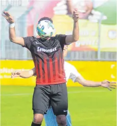  ?? FOTO: CHRISTIAN METZ ?? Vor dem Derby nur Fußball im Kopf: Fabian Elshani (hinten) vom FV Ravensburg II und Anderson Gomes dos Santos vom SV Oberzell treffen am Freitagabe­nd aufeinande­r.