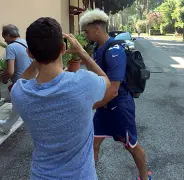  ??  ?? Album L’abbraccio con bacio di Mertens a Insigne e l’arrivo di Kevin Malcuit