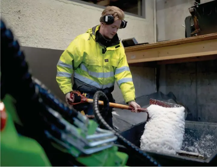  ??  ?? Minst annenhver dag har Mads Erichsen vært ute og saltet utenfor borettslag­et. I Bergen har huseierne et stort ansvar for å holde fortauene trygge.