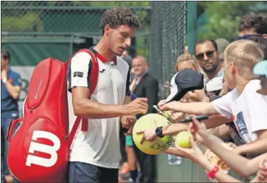  ??  ?? EN EL ESCAPARATE. Pablo Carreño firma autógrafos a unos niños después de un entrenamie­nto.