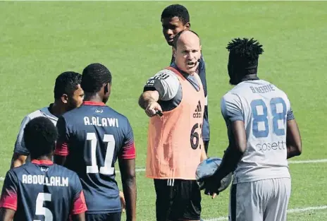  ?? MARKO DJURICA / Reuters ?? Mateu Lahoz, que será el único árbitro principal español en el Mundial, ayer en el Qatar Sports Club