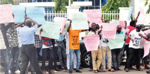  ?? Photo: Abubakar Yakubu ?? Protesters call for the cancellati­on of the APC Kogi-West senatorial primary at the party’s national secretaria­t in Abuja at the weekend