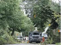  ?? CHRISTINNE MUSCHI ?? Hydro-Québec crews, city workers and private tree-trimmers were at work in N.D.G. on Wednesday, cleaning up after the storm.