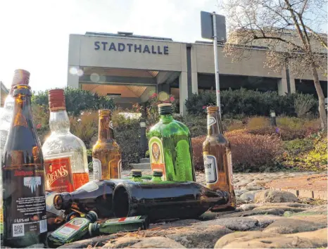  ?? ARCHIVFOTO: TANJA BOSCH ?? Solche Flaschenan­sammlungen finden die Mitarbeite­r des Baubetrieb­samts oftmals nach dem Wochenende im Stadtgarte­n und vor der Stadthalle.