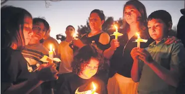  ??  ?? VELADA. Parte de las personas que ayer asistieron al encendido de velas en Parkland.