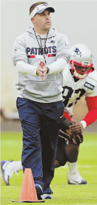  ?? AP PHOTO ?? POINTING THE WAY: Patriots offensive coordinato­r Josh McDaniels gestures during yesterday’s indoor practice in Foxboro.