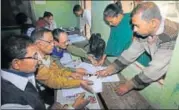  ?? HT FILE/RAJIB JYOTI SHARMA ?? ▪ People look for their names in the NRC draft released in Guwahati earlier this week.