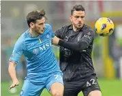  ?? ?? KHVICHA KVARATSKHE­LIA del Napoli (izq.) y Alessandro Florenzi del Milan compiten por el balón