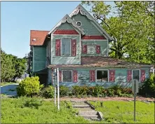  ?? GOOGLE STREET VIEW ?? The former Poor Richard’s restaurant is seen at 49 Boston Post Road in June 2015. The building is being purchased by a New London accounting firm, which plans to demolish it and construct an office building.