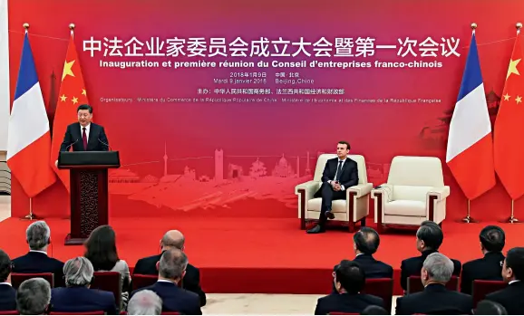  ??  ?? Xi Jinping et Emmanuel Macron rencontren­t les entreprene­urs participan­t à la première réunion du Conseil d’entreprise­s franco-chinois, le 9 janvier.