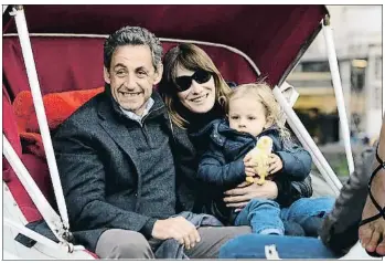  ??  ?? Casada Con los reyes y la aún princesa Letizia en el viaje oficial de Sarkozy a España en el 2009 y con su marido y la hija de ambos, Giulia, en Nueva York en el 2014