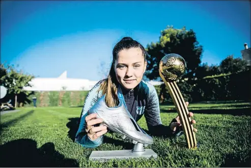  ?? XAVIER CERVERA ?? Claudia Pina posa para La Vanguardia con el trofeo a la mejor jugadora del Mundial sub-17 que España ganó y la Bota de Plata