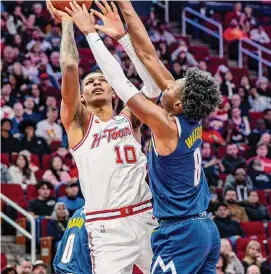  ?? Kirk Sides/Staff photograph­er ?? Rockets forward Jabari Smith Jr. might be overmatche­d in size and strength down low, but he makes up for it with speed, footwork and preparatio­n.