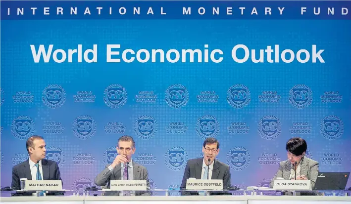  ?? EFE ?? Anuncio. El economista jefe del Fondo Monetario Internacio­nal, Maurice Obstfeld, segundo desde la derecha, al presentar los resultados del informe de abril en Washington.