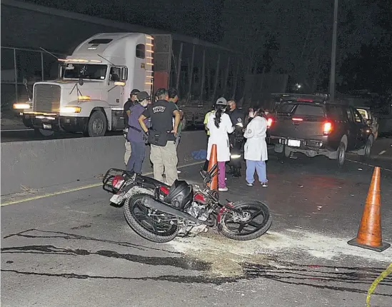  ??  ?? 1 Una motociclet­a se salió de la vía y se estrelló contra una camioneta.