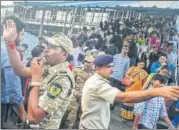  ?? SHASHI S KASHYAP/HT ?? After overcrowdi­ng at Santacruz railway station on Wednesday morning, additional police officers were dispatched at the spot to handle the situation.