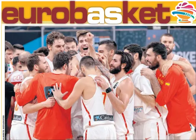  ??  ?? UNIÓN. Los jugadores de la Selección española celebran en piña su victoria ante Turquía en el Sinan Erdem de Estambul el pasado domingo.