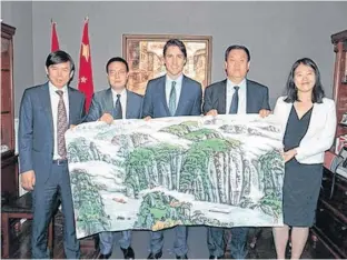  ?? PHOTO BY CHINA CULTURAL INDUSTRY ASSOCIATIO­N ?? Wei Wei, far left, at a 2016 meeting between delegates of the Chinese government-run China Cultural Industry Associatio­n and Prime Minister Justin Trudeau.