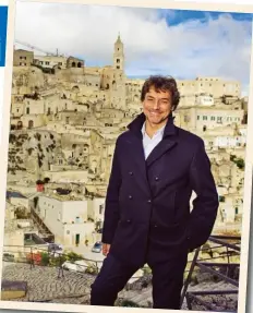  ??  ?? NELL’ITALIA DELLE MERAVIGLIE Alberto Angela (55 anni) davanti a una splendida veduta di Matera, uno dei siti italiani dichiarati dall’Unesco «Patrimonio dell’umanità».
