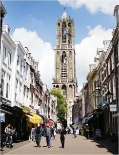  ??  ?? Domkyrkan är ett landmärke i Utrecht. Under kyrkan finns ett nytt museum där man kan utforska katakomber­na.