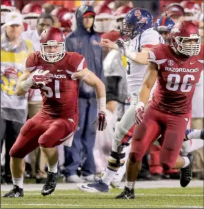  ?? Arkansas Democrat-Gazette/STEPHEN B. THORNTON ?? Arkansas junior linebacker Brooks Ellis (left) ranked second on the team with 72 tackles from the middle linebacker spot last season, but coaches have moved him to the weak side. Ellis started 11 games last season and is the Razorbacks’ only returning...