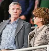  ??  ?? Roland Duchatelet steht mit seiner Ehefrau auf der Tribüne im Jenaer Stadion. Foto: Tino Zippel