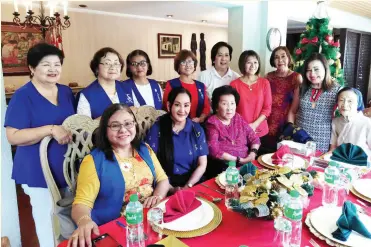  ??  ?? SI Davao officers and members greet Past District Director Patria Montemayor at the Christmas get-together