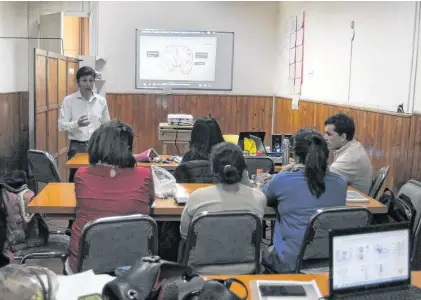  ??  ?? Las clases en la Universida­d Isalud, en calle Gorriti, donde se perfeccion­a la profesión.