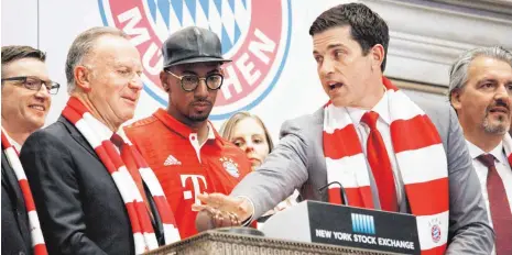  ?? FOTO: DPA ?? Ungewohnte­s Terrain: Bayern Münchens Vorstandsc­hef Karl-Heinz Rummenigge (links) und Nationalsp­ieler Jérôme Boateng bei der Eröffnung der Börse an der Wall Street in New York mit dem dortigen Chef Thomas Farley (rechts).