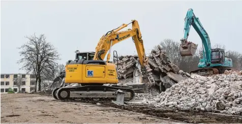  ?? Foto: Thomas Hilgendorf ?? Hier stand einst eine Truppenunt­erkunft. Geblieben sind Schutthauf­en – die müssen aber mühsam eingeteilt werden: Über 100 verschiede­ne Materialie­n müssen recycelt wer den. Das Gebäude im Hintergrun­d ist bereits „entkernt“worden.