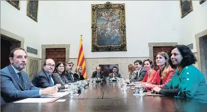  ?? ALEJANDRO GARCÍA / EFE ?? Imagen de la reunión de los partidos con el Govern celebrada ayer en el Palau de la Generalita­t