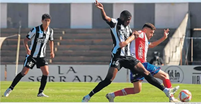  ?? REPORTAJE GRÁFICO: ERASMO FENOY ?? El balono Coulibaly y el algecirist­a Iván disputan el balón ante la mirada de Masllorens.