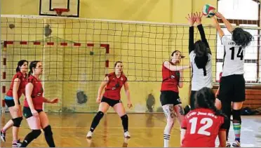  ??  ?? Die Apoldaer Volleyball­erinnen (in Rot) gewannen auch die letzten beiden Saisonspie­le und feierten damit den Staffelsie­g und den Aufstieg in die Verbandsli­ga. Archivfoto: Sascha Margon