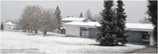  ?? FOTO: STEIDLE ?? Hinter dem katholisch­en Gemeindeha­us in Ennabeuren darf die Gemeinde Heroldstat­t einen Spielplatz für das Wohnbaugeb­iet „Hinter den Pfarrgärte­n“errichten. Die Kirchengem­einde verpachtet das Areal.