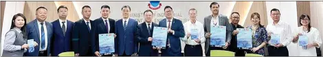  ?? ?? Li (left), Wong and Jilin delegates holding the posters promoting the Sabah-China Business Summit.