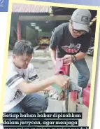  ??  ?? Setiap bahan bakar dipisahkan dalam jerrycan, agar menjaga kemurnian masing-masing produk