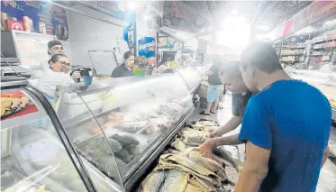  ?? Foto La Opinión ?? En el Galpón Azul de Cenabastos, los consumidor­es pueden comprar el pescado a distintos precios./